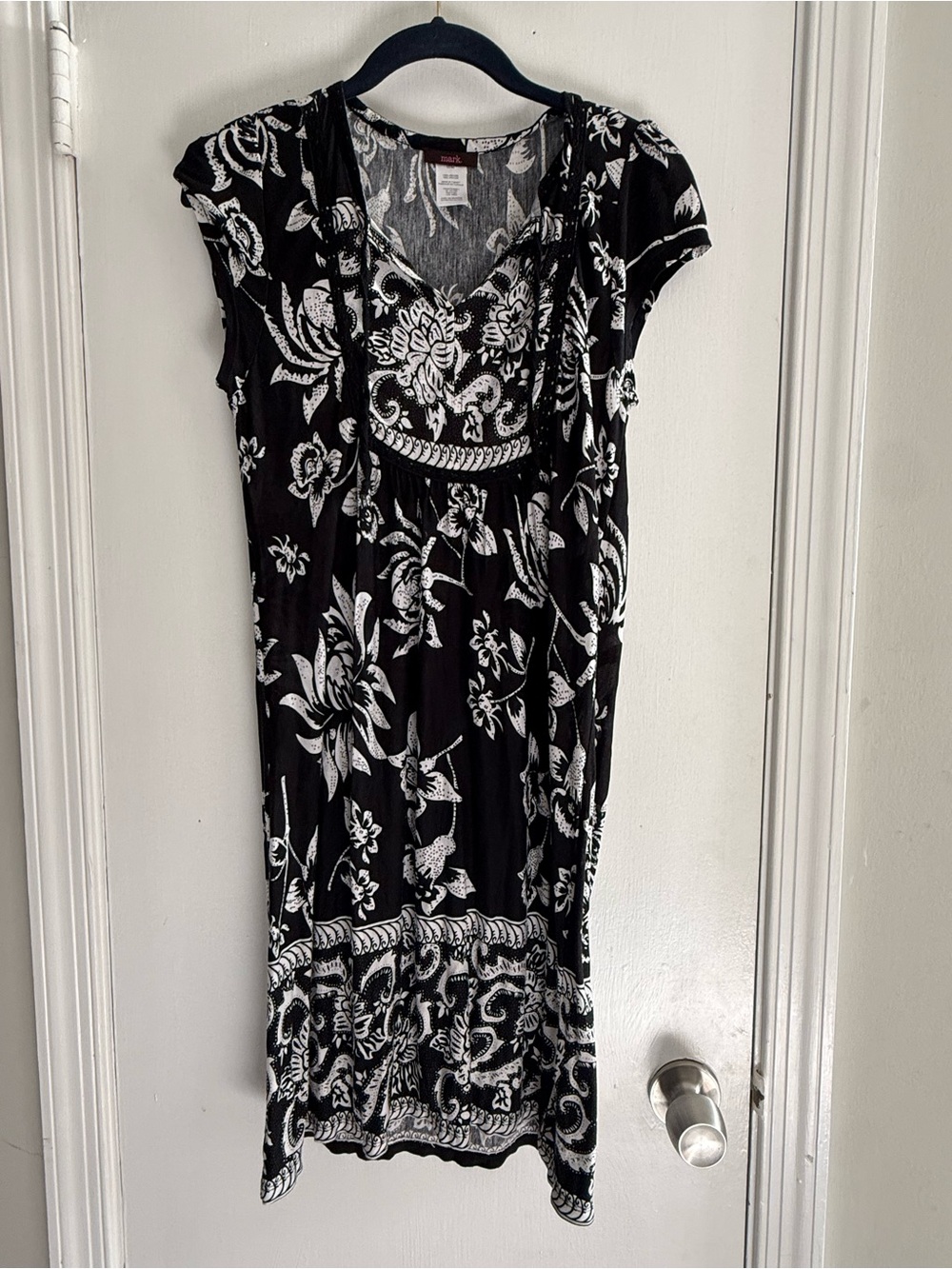 mark. Black and White Floral Cap Sleeve Dress Size M